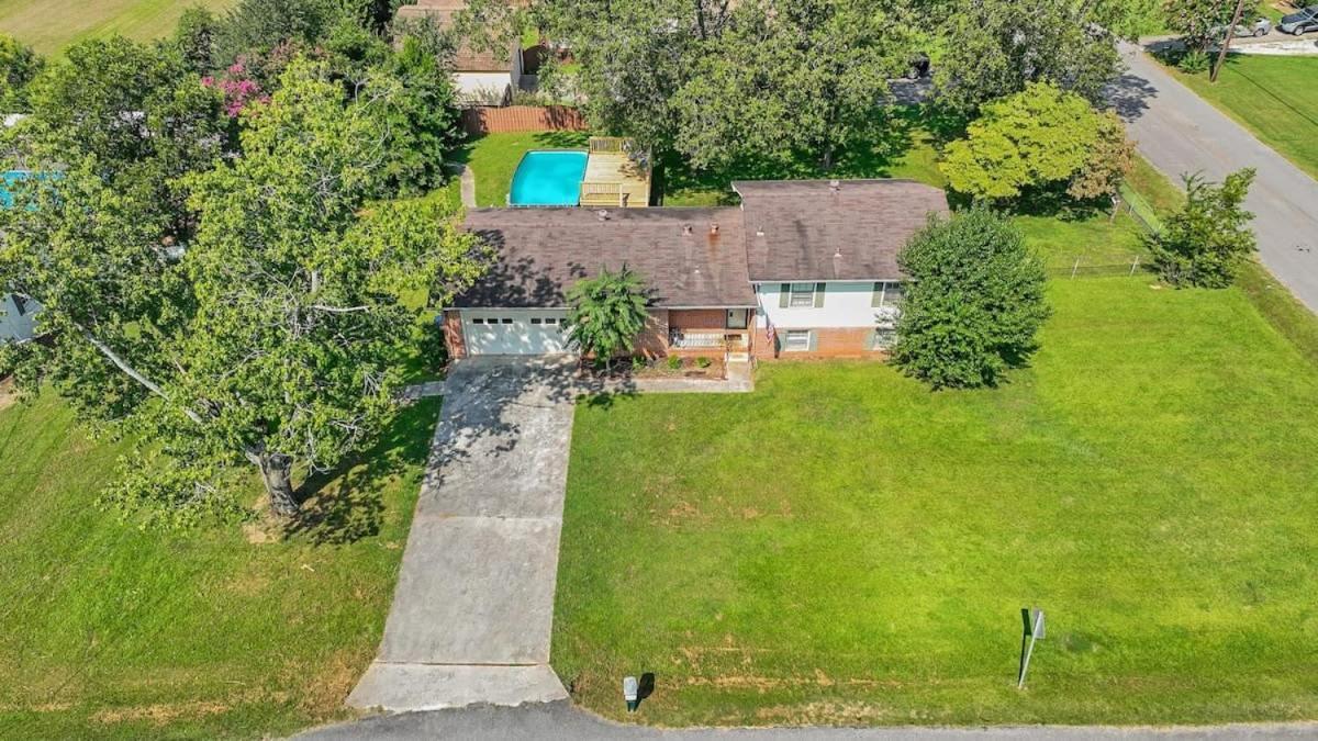 The Retro Pad - Large Yard And Foosball Table Villa Madison Exterior photo